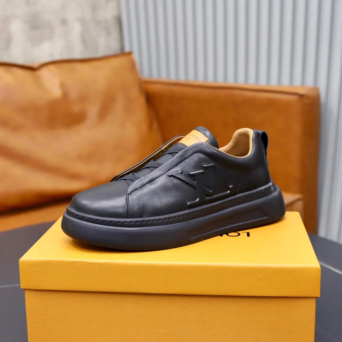 Men's shoes: 480💰🙅‍♂️🙅‍♂️🙅‍♂️ Brand: LV Louis Vuitton Standard code: 38-44 (45 customized) Grade: Same as the official website Material: Original cowhide fabric Comfortable cowhide lining Increased lightness, wear-resistant and soft outsole Style category: Men's fashionable casual shoes Running sneakers Distinguished luxury brand elements Top luxury Color: actual picture color